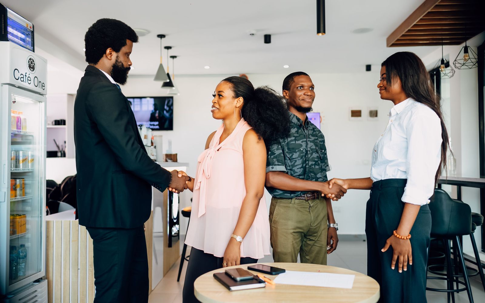 Poignées de main entre professionnels lors d'une rencontre d'affaires